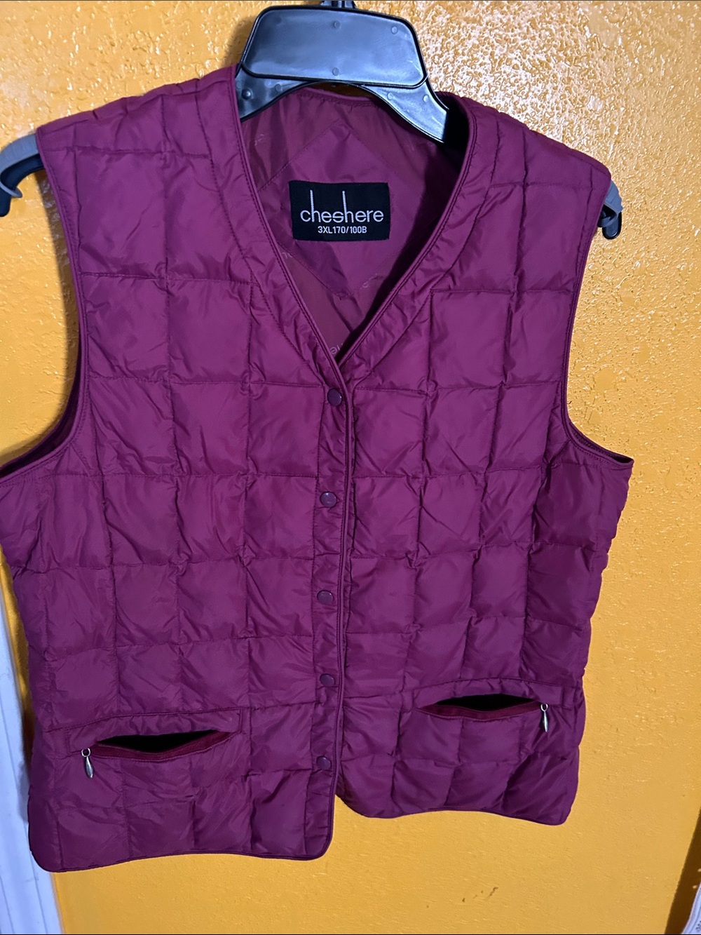Cheshere Quilted Sleeveless Vest in Burgundy size maybe M